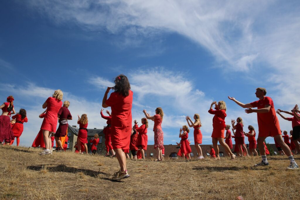 Billede fra arrangementet i 2022 hvor deltagerne er ved at lære trinene.